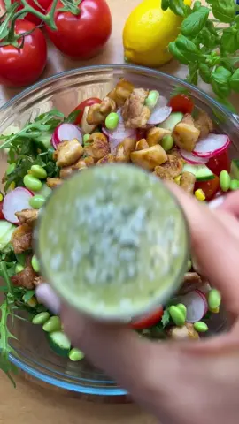 BEST CHICKEN PASTA SALAD 🥰😋👌🏼🤤🫶🏼 Ingredients: •Pasta •Chicken breast •Sweet paprika) •Olive oil •Salt •Garlic •Arugula •Tomato •Cucumber Corn •Radish •Edamame >Dressing: pesto, lemon, salt, parmesan #EasyRecipe #tagesrezept #pasta #salad #healthylifestyle #DinnerIdeas #chicken #food #Foodie #goodvibes #fyp #foryou 