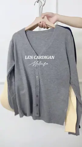 Cardigan cổ tim nhẹ nhàng, nữ tính luôn là item yêu thích của các chị em. Đây là mẫu basic rất dễ phối và có nhiều màu xinh. Mọi người có thể tham khảo nha❤️❤️❤️#melinfa #aolen #aolennu #aolenquangchau #aolenformrong #aolentron #aolencotim #aolendaitay #aokhoac #cardigan #aocardigan 
