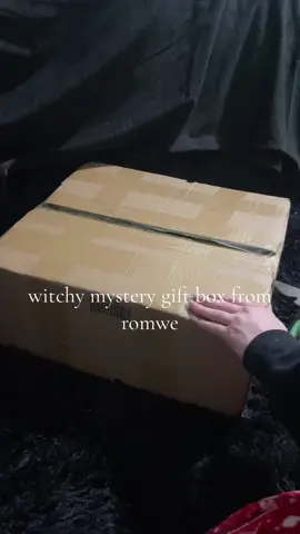 thank you @ROMWE for this surpise gift box 🖤 #romwe 