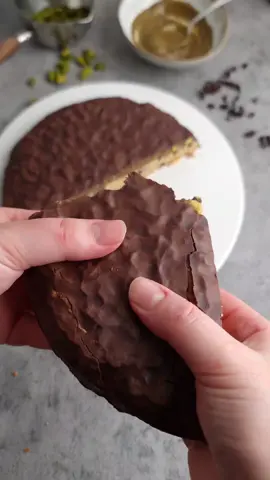 Cookie pistache chocolat XXL Pour la pâte à cookies : 100g de beurre  40g de sucre roux 1 œuf  200g de farine  1càc de levure chimique  1/2 càc de sel  60g de pépites de chocolat  Mélanger la beurre avec le sucre, ajouter l'œuf. Incorporer la farine, le sel et la levure chimique. Ajouter les pépites de chocolat  Étaler sur une plaque et cuire à 180° environ 20 minutes. Préparer une feuille de chocolat en faisant fondre 80g de chocolat. Étaler le chocolat fondu sur une feuille de papier sulfurisé. Laissez figer. Le praliné pistache  70g de pistaches  50g de sucre  Faire un caramel à sec avec le sucre. Versez le ensuite sur une feuille de papier sulfurisé et laisser refroidir  Mixer les pistaches jusqu'à l'obtention d'une pâte, ajouter le caramel et mixer encore  Déposer le caramel sur le cookie, ajouter des pistaches entière. Déposer la feuille en chocolat. Faire fondre le chocolat.