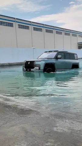 ✅Уже показывал, как YANG WANG U8 разворачивается на месте, но упустил подробности. На каждом колесе здесь по электромотору на 220 кВт каждый. Также есть ДВС объемом 2.0 л. Мощности тут достаточно, чтобы разогнать до 100 км/ч за 3.6 секунды, и это при весе, без малого, 4 тонны. Максимальная скорость ограничена на 200 км/ч, и я думаю, что это скорее плюс, чем минус.😬 Кроме мощности, здесь еще и чудовищный крутящий момент, который на пике достигает 1280 Нм. Батарея емкостью 49 кВч на быстрой зарядке заряжается от 30 до 80% за 18 минут.⚡️ 🔝По интерьеру и функциям всего не перечислить. Скажу только, что здесь есть все, что только может быть в тачке. Поэтому, если у вас есть лишние $200 000, то рекомендую YANG WANG U8. А если спрашиваете у кого покупать, то могу порекомендовать очень хорошего человека, сам у него не раз покупал - ни разу не подводил. Контакты по ссылке в шапке профиля.😉🔗