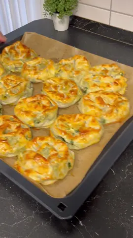 Ispanaklı Böreği Malzemeler: 1 paket hazır taze yufka (3.5 taneydi) Ispanaklı harç için: 400gr ıspanak 3 Dal yeşil taze soğan 100gr beyaz peynir 1 Çay kaşığı tuz,karabiber,kırmızı toz biber Sos malzemeleri: 1Su bardağı süt Yarım su bardağı sıvı yağ 1Yemek kaşığı un 1Yumurta Üzeri için: 2 tane yumurta sarısı Öncelikle ıspanakları yıkayıp güzelce süzdürelim. Ispanakları ince doğrayalım karıştırma kabına alalım.Doğanları ince doğrayıp ıspanaklara ilave edelim.güzelce ezerek karıştıralım.sıkarak suyunu alalım.peyniri çalla ezip ıspanağa karıştıralım.Birinci yufkamızı alıp tezgahta açalım.önce ikiye sonra dörde bölelim.dört tane üçgen yufka oluyor.sos malzemelerini güzelce çırpıcı ile çırpalım.bir parça yufkayı alalım.sostan iki yemek kaşığı kadar üzerine ilave edelim.fırça ile her yerine gelecek şekilde sürelim.ıspanağı elimize alıp sıkarak fazla suyunu alalım yufkanın üzerine ilave edelim videodaki gibi,saralım.etrafında dolanarak gül şekli verelim.yağlı kağıt sermiş olduğumuz fırın tepsisine dizelim.bütün yufkalar bitene kadar devam ediyoruz.bütün işlem bitip dizdikten sonra kalan sosu fırça yardımı ile bütün böreklerin üzerine sürüp bitiriyoruz.Üzerlerine yumurta sarılarını sürüp,önceden ısıtılmış 190 derece alt üst ayarda altı üstü nar gibi kızarana kadar pişiriyoruz.pilen börekleri on veya onbeş dakika dinlendirip isteğe bağlı sıcacık çay ile servis yapıyoruz Not:Mutla ıspanağın suyunu sıkıp alın.yoksa böreklerinizin içi hamur gibi olur.güzel olmaz. Yapıp deneyecek olanlara afiyet şifa olsun🥰 #gülböreği #börek #börektarifi #hamurişleri #a101 #çıtırbörek #hamurisleri #yummy #food
