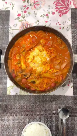 Don‘t judge by the visuals! 🤨 The stew that U.S. soldiers enjoy eating in Korea! Everyone refuses just by looking at the visuals, but once you taste it, you can’t forget it! Ramen is a must, so don‘t forget it. #simplecooking #EasyRecipe #koreanfood #koreanfoodrecipe #easycooking #1mincooking #military #militaryfood, #picyfood #stew #budaejjigae #budaejjgaerecipe #koreanstewrecipe #부대찌개 #부대찌개레시피 #미군음식 