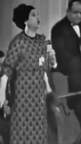 ربما تجمعنا اقدارنا ذات يوم بعدما عز اللقاء فاذا انقر خل خله وتلاقينا لقاء الغرباء لاتقل شئنا فان الحظ شاء #كوكب_الشرق #ام_كلثوم #الاطلال 