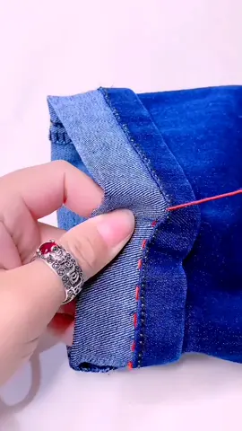 barra de calça jeans feita a mão #criativosdotiktok #artesanatocriativo #costuraamao #dicadecostura 