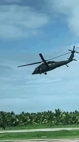 Blackhawk PAF🚁💪🏻 #philippineairforce #aviation #aviationlife #aviationdaily #groundcrewlife #blackhawkhelicopter #siargao #aviationgeek 
