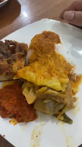 nasi padang emang paling best lah buat makan siang😂  #nasipadang #prankstory #pku #pekanbaru #riau #fyp 