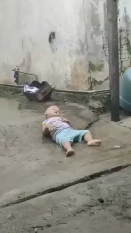 enaknya jd anak kecil, tidak memilirkan apa