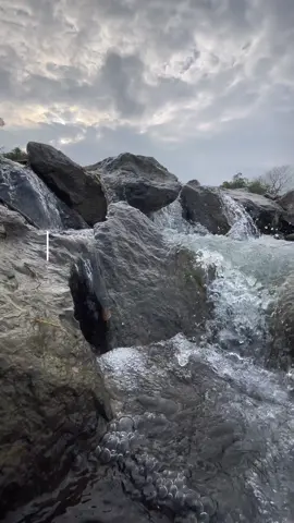 Suối khoáng Kim bôi hoà bình là nơi vui chơi lý tưởng #suoikhoangkimboi #dulichtiktok #canhdepthiennhien #chill #xuhuongtiktok 