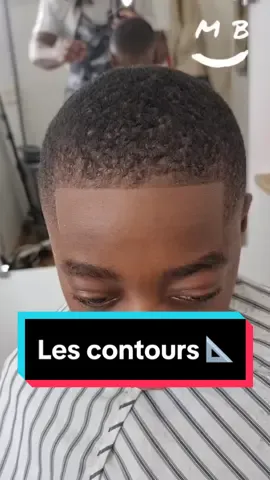 Les contours 📐, un sujet délicat chez certains Barbershop de quartier qui privilégient la quantité que la quantité lors de la rentrée 📚. Astuce pour éviter les contours reculés, aller chez @mvrcus.b pour éviter la catastrophe. #coiffure#contours#dégradé#fade#barber#paris#tendance#pourtoi#insta#instant