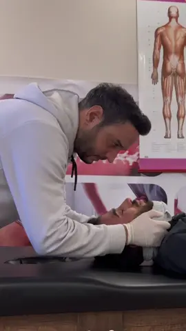 Kemik yapı (omurlar), diskler ve bağlar, omurganın yapısını meydana getirmektedir. Kaslar bu yapıyı desteklerken, eklemler hareketliliği ortaya çıkartmaktadır.#omurga #belağrısı #boyunağrısı #manuelterapi #almanyadakitürkler🇹🇷🇹🇷 #türkmenistan🇹🇲 #sifaterapimerkezi #asmr 