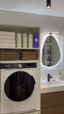 Insta : Aya_interiors_ Snap : ayainteriors  BATHROOM 🛁 Voici ma nouvelle salle de bain mes girls alors vous aimez ? Vu que je suis locataire je ne peux pas faire ce que je veux donc j’ai fais une salle de bain toute jolie à petit budget, ça serai moi j’aurai choisi de mettre du carrelage partout. 😍 Mais franchement j’aime beaucoup le résultat surtout le côté buanderie j’ai essayé de faire quelque chose de sympa et ergonomique, je voulais absolument mettre ma machine à laver en hauteur avec un plateau coulissant et vous vous en pensez quoi ? 🥰 Pour toutes les références je les mettrais demain en story et je laisserai en story permanente aussi ! Dites moi en commentaire ce que vous en pensez 🫶🏻 #bathroom #travaux #travauxmaison #pourtoi #salledebain #inspidecoration #Home 