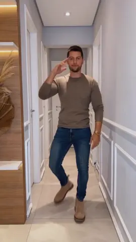 Você usaria esse look? Criei um look versátil com calça jeans e malha. ⚡️ Para não parecer muito básico escolhi a bota chelsea em camurça e solado tratorado. Esse modelo é casual, porém com design sofisticado.  Acessórios não podem faltar e escolhi esses em dourado. Esse look pode ser usado em várias ocasiões, sendo o mais indicado um restaurante a noite ou passeio em local fechado. Só não o usaria em ambientes mais formais.