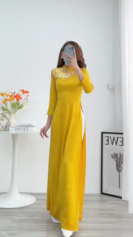 Áo dài thêu đính nhẹ nhàng nhưng cũng xuất sắc lắm ạ #aodaitheu #aodaiquynhnguyen 