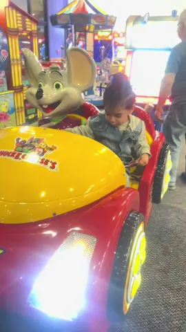 #firsttimeatchuckecheese🧀#twinbrothers#fraternaltwins#didiboys 