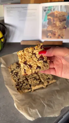 Staying on top of your nutrition throughout the week can be difficult, however I find meal prepping massively helps with this!💫 It saves time and sets you up for a positive week! These flapjacks are super handy to have ready in the fridge for when I need an on-the-go breakfast or a quick snack. These flapjacks contain just 133 calories & 5.6g protein each!😍 My cookbook is filled with macro friendly and meal prepable recipes, so if you’re struggled for recipe ideas then I’ve got you covered with 50 delicious options, from breakfast to dessert, there’s something for every meal of the day👩‍🍳 I’m beyond excited to see that so many of you are already creating recipes from your book and I hope you love the recipes as much as I do!🫶 Link to my cookbook is in my bio, both a physical and digital version is available☺️ #highproteinmeals #highproteinrecipes #mealideas #kirstyskitchen 