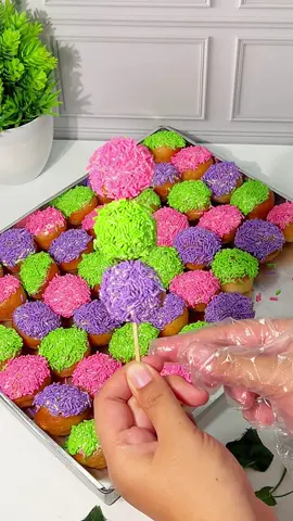 BARU MATANG LANGSUNG LUDES DISERBU BOCIL!! Sate donat tape - 350 gram tepung terigu - 3 sdm gula pasir - 3 sdm susu bubuk - 1 sdt ragi instan - 100 gram tape singkong - 150 ml air - 45 gram margarin - 1/4 sdt garam ~ - butter cream - Meses warna warni harga jual Rp. 2000 pertusuk Untuk stok bahan jualan, aku selalu beli di @Minda By Dagangan  #idejajanananaksekolah  #idejualanmakanan  #resepdonat #donattape