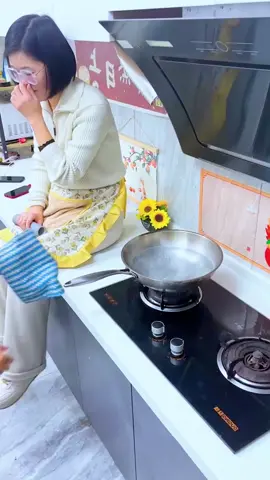 If the handle of the pot is too hot, use this 