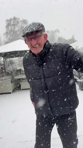 Instantly brightens my mood☺️ #fyp #grandad #ismellsnow #gilmoregirls #alltoowell #snowfall 