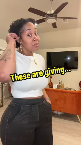 These are going to sell out…im going to purchase the colors…these are super freaking cute and comfortable…#halaraleggings😍 #halarapants #halarapants #halaracargopants #tiktokshop #blackwomenoftiktok 