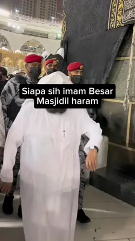 Sahabat ada yang tau?? Inilah salah satu imam Besar Masjidil Haram syeikh Abdurrahman Assudais.. MasyaAllah Beliau menjadi salah satu imam tetap di Masjidil Haram di Makkah dan tampil dalam berbagai acara keagamaan yang diselenggarakan oleh pemerintah Arab Saudi. Lantaran suaranya yang merdu dan menyentuh hatiseringkali membuat jamaah terhanyut dan menangis #Imambesarharam #makkah #masjidilharam #umroh2024 