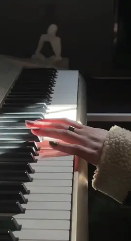 القلوب تألف من يمدّها بالسكينة🖤.#موسيقى #اجمل_نغمه_هادئه #حلات_واتس_هادئه🎧✨ #عزف  _البيانو #ديتو 