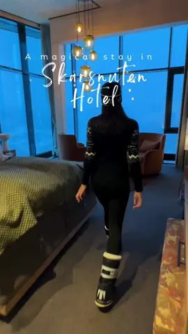 The rooms in Skarsnuten Hotel have the most amazing views and the perfect place to warm up after a day skiing 🖤 #skarsnuten #skarsnutenhotel #norway #visitnorway #winter #winterholiday #ski #skiholiday #travel #traveltips #trwayoflife #holiday #beautifuldestinations #PlacesToVisit 