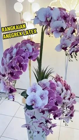 Hii bunda, bestie, dan sultini Sophia Florist.. ini nihh hasil rangkaian anggrek bulan latex dari Sophia Florist 😍✨ Super cantul dan mewahh banget.. cuss cek keranjang kuning anggrek latex (yang di video kode anggrek 18 dan 21) 🥰💐 #dekorasi #dekorasikamar #dekorasirumah #anggrek #anggreatex #premium #rangkaian #cantik #mewah 