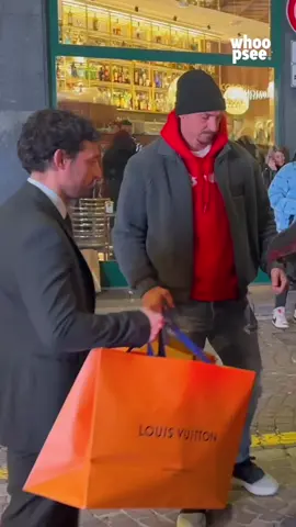 Ecco Zlatan Ibrahimović mentre, insieme alla compagna Helena Seger, arriva a bordo della sua nuova Ferrari Purosangue presso l’atelier di Louis Vuitton per un po’ di shopping. Accolto dallo staff, una volta uscito dalla boutique Ibra ha potuto trovare un piccolo capannello di tifosi riunitosi nella speranza di una foto con il campione svedese. [📹 Luca Sgro] #whoopsee #zlatanibrahimovic #ibrahimovic 