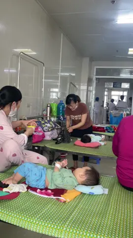 Cái cảnh nằm viện,thương các em bé xíu quá😭
