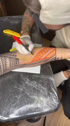 Já viu uma tattoo DESENHADA DIRETO NA PELE? ✍🏼 Essa é a técnica chamada de Freehand, ela garante uma tattoo única, exclusiva e que se encaixa em sua musculatura! #tattoomaori #maoritattoo #tattooideas #tattooidea #tattooartist #tribaltattoo #tribaltattoos