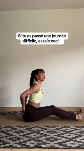 Tu peux plier les genoux autant que tu veux de façon à ce que la posture soit confortable. N’hésite pas à mettre des coussins sous les genoux pour plus de confort ou sous les fessiers pour favoriser l’inclinaison du buste vers l’avant #exercicetherapeutique #somatichealing #yogasomatique #pratiquesomatique #yogapourserelaxer #yogatherapie 