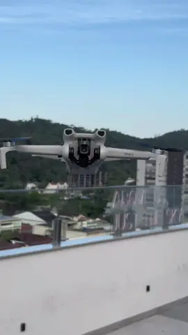 DJI Mini 3 suporta ventos?  Confere no video!  DRONELAND BRASIL  #drone #drones #dronelandbrasil #dji #djiglobal #djibrasil #dronebrasil #djimini3 #mini3 #dronevideo #droneunboxing #dronepilot #droneiros #dronebrasil #lojadedrones 