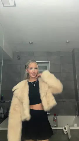 isnt it obvious🙄 fur coat from @missyempireuk #fyp #foryou #blondie 