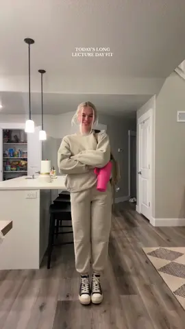 day 2 and we’re already in sweats 😂🤎 #comfyoutfits #sweatset #collegeoutfits #OOTD 