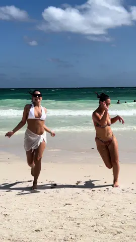 music 🤝 beach 🤝 girlies 🤝 dancing 🤝 tequila #tulumbeach #miabeachclubtulum #baywatchmoment 