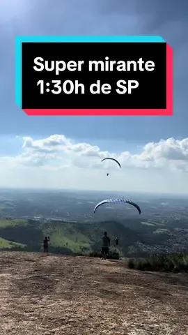 🌳 Mirante da Pedra Grande em Atibaia à 1h30 de São Paulo ! 📍Estr. da Chapada - Horto, São Paulo  🕒 Aberto todos os dias das 8h às 18h  Você consegue subir no mirante a pé por trilha ou de carro pela estrada de terra ! ❗️ Atenção estrada com bastante erosão, vá de vagar❗️  Agora já marca o @@ que precisa conhecer esse mirante e segue a gente 🤩 #atibaia #mirante #pedragrande 