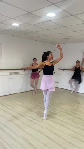 Nada es imposible señoresss.  Intensivo de ballet 2024. 🫶🏼 quería puntas… a los 29 años me subo a las puntas 🙅🏽‍♀️🩰💕 Lo mejor que me ha pasado en la vida 🫶🏼 #dancer #Ballet #pointeshoes #selflove 