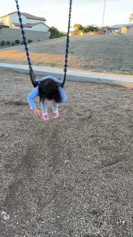[Have Fun]_Baby Chloe fell down from swing, she didn’t cry and got up by herself.😊