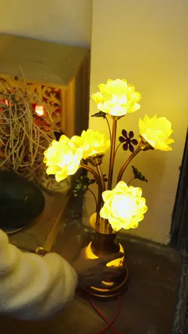Mẫu đèn thờ hoa sen lưu ly, sang trọng đài các. Phù hợp với mọi không gian trang trí ban thờ tết của mọi nhà#hoa #hoaxinh #hoatet #tet2024 #xuhuong 