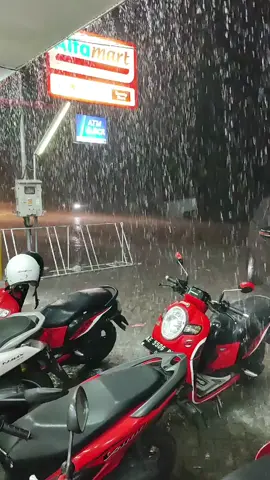 nunut ngeyup  .... . . . . . . . . . #jalanlupadisimpanvideonya #simpanvideo #ngeprankteman #mentahanvideo #prankvideo #bahanstory #storywa #berteduhdiindomaret #nunutngiyup🌧🌧🌧 #hujan🌧️ #mentahanhujan 