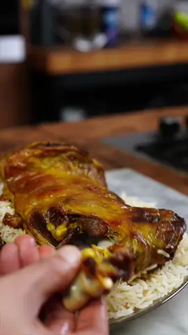 اعطونا اسم للوصفة؟ مدة طبخ الرز ٣٠ دقيقة على نار جدا منخفضة مدة طبخ اللحم بالضغط ٤٥ دقيقة  مدة تحمير اللحم ٢٠ -٣٠ دقيقة  المقادير: ملعقتين زيت بصلة ٣ فصوص ثوم ملعقة كبيرة كزبرة بودره ملعقة كبيرة كمون ملعقة كبيرة ملح البهارات الصحيحة( لومي هيل فلفل اسود قرفة) لحم حري كتف ورقبة رز بسمتي  تتبيلة اللحم: ملح وفلفل اسود  زيت زيتون صفار الزعفران