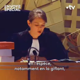 “- Comment vous expliquez ces très nombreuses ecchymoses qui apparaissent sur le certificat médical ? - Elle n’était pas avec moi tout le temps.” Envoyé Spécial a eu l’autorisation exceptionnelle de filmer ces audiences dédiées aux violences intrafamiliales. 📺”Juger les hommes violents” ⏯ https://bit.ly/ES-Hommes-violents #documentary #documentaire #juge  #tribunal 