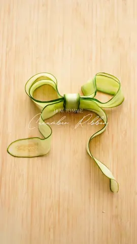 JUSSTTT TOO CUTEEEE ISN'T IT 🎀🤩 Make all of your food look cute with this cucumber ribbon 🎀💕#ribbonchallenge #cucumberribbons #ribbon #toast 