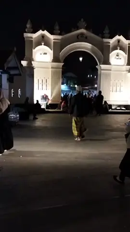 Ziarah malam di Makam Habib Luar Batang