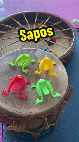 web 🐸 web 🐸 web 🐸  É muito divertido brincar com esses sapos e as crianças adoram ver os sapinhos saltando!   #educacaoinfantil #musicalização #musicalizacaoinfantil #sapospulam #sapos 