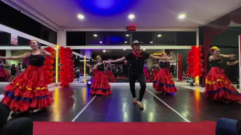 📍Cochabamba 🇧🇴  Estás list@ para aprender a bailar❓#ElEscenario #estudiodearte  despues de su éxito teatral da inicio a las clases de danza folklorica nacional e internacional y jazz a partir de este lunes 8 de Enero❗️  Clases de danza para todas las edades ❗️❗️❗️ ✨Inscripciones abiertas✨ Contáctate con nosotros☎️ 64909739 #fyp #paratii #viralvideo #danza #baile #folklore #arte #abailar #danzando #dancers #jazzdancer #bailefolklóricobolivia #ballerina #colombia #polleracolorada #dancechallenge #trendingvideo #bailejazz #paratii 