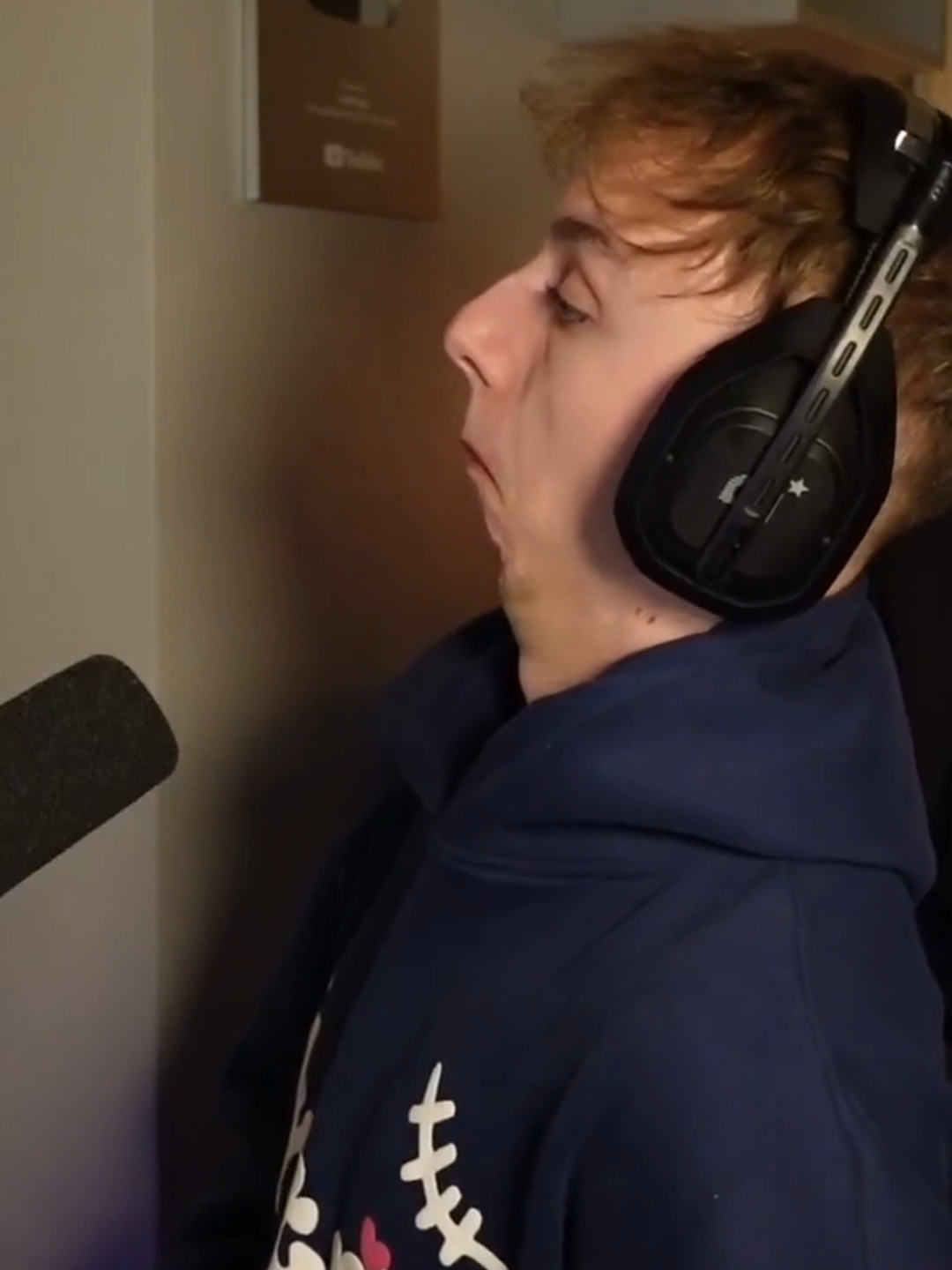 LetsHugo Zeigt seine Jawline