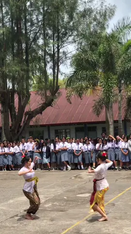 Cuplikan tarian kreasi dari perwakilan kelas XI pada momentum Hari Guru Nasional Tahun 2023. Keren👏. #smakstfransiskusxaveriusruteng #gurumurid #floresntt #ruteng_manggarai_flores #tarianlengserkhasbudayaurangjawabarat #tariankreasi #tariantradisional #fyp 