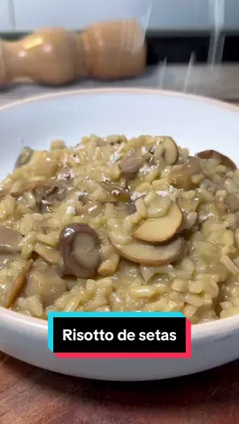 Risotto de setas tradicional 🍄🍚 Hoy os traigo uno de mis platos preferidos, el Risotto Funghi. Un clásico italiano que me encanta, ¡espero que a vosotros también!  📝 INGREDIENTES (para 2 personas): ▪️100g de arroz arborio o arroz para risotto  ▪️300g de setas variadas (yo he usado champiñón portobello, seta ostra y shimeji) ▪️400ml de caldo de verduras (aprox.) ▪️30g de queso parmesano rallado ▪️1cebolla ▪️3 dientes de ajo ▪️1 cucharada sopera de mantequilla ▪️1 vaso de vino blanco  ▪️Aceite de oliva virgen extra ▪️Sal y pimienta al gusto 👨🏻‍🍳 ELABORACIÓN:  1️⃣ Picamos la cebolla finamente y pochamos muy bien en una olla con un chorro de aceite de oliva. Agregamos las setas cortadas y el ajo picado, salpimentamos y rehogamos unos 10 minutos a fuego suave, hasta que ablanden. 2️⃣ Agregamos el arroz y nacaramos un par de minutos a fuego vivo. Mojamos con el vino blanco y reducimos a fuego alto, removiendo cada poco. 3️⃣ Una vez haya reducido completamente, vertemos la mitad del caldo y hervimos a fuego suave hasta que casi se haya consumido, sin dejar de remover para que el arroz suelte su almidón. 4️⃣ Agregamos el resto del caldo poco a poco, removiendo mucho y dejando que las porciones de líquido se consuman por completo antes de agregar más caldo. Esto hará que el resultado sea muy meloso. 5️⃣ Cuando el arroz esté en su punto y el líquido esté casi consumido, agregamos el queso y la mantequilla. Retiramos del fuego e integramos lentamente, sin dejar de remover. ¡Y a disfrutar! . . . . #risotto #arroz #cocinaitaliana #cocinatradicional #cocinaentiktok 